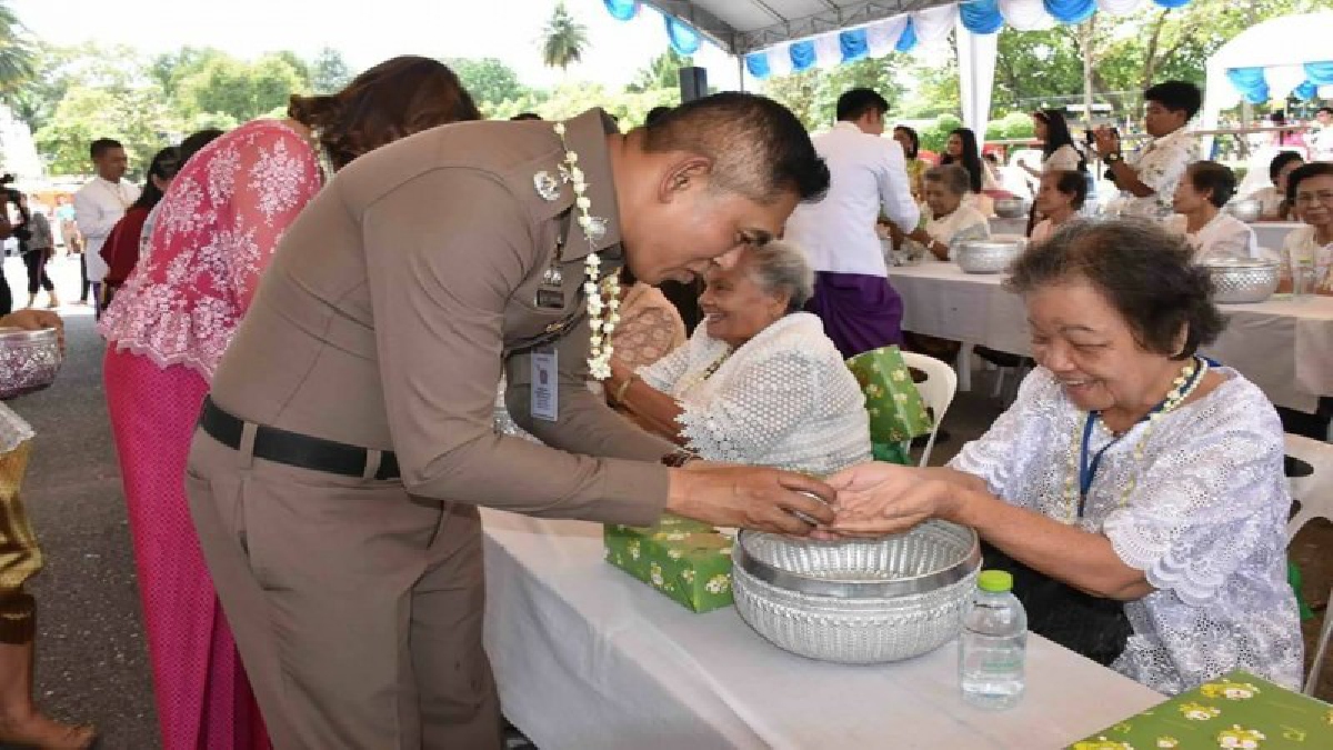 ชาวนครศรีธรรมราช และนักท่องเที่ยวจำนวนมากร่วมสรงน้ำพระพุทธสิหิงค์ เพื่อความเป็นสิริมงคล