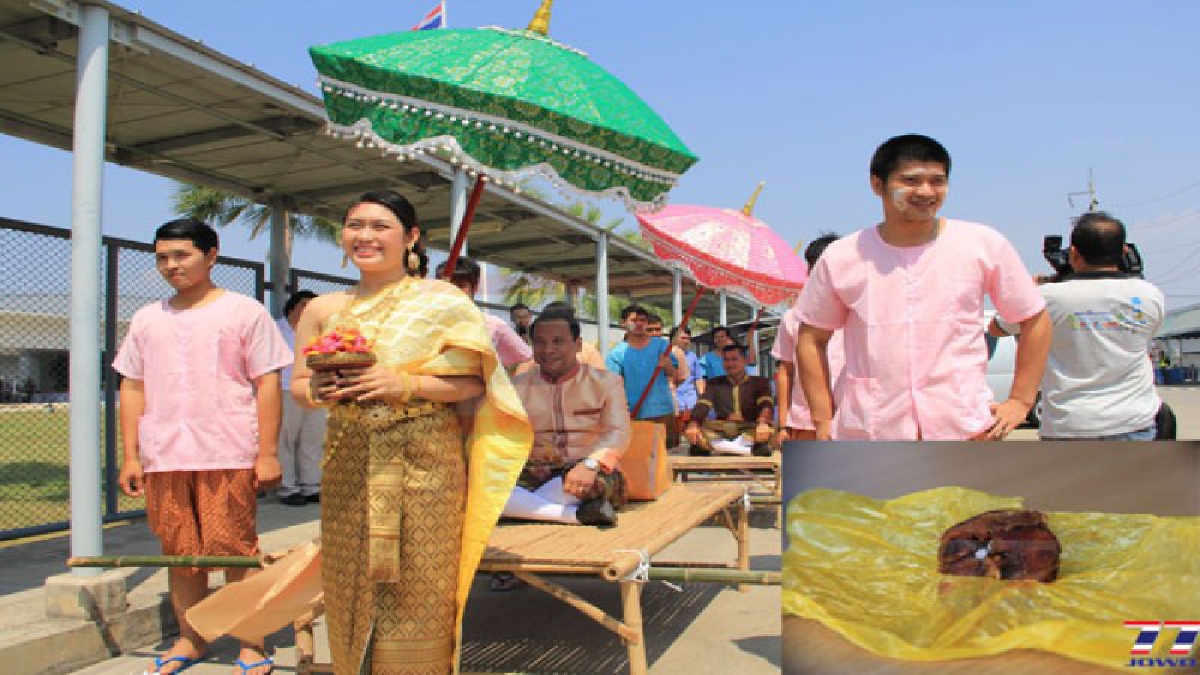 ผกก.เปร็ง เจ๋งแต่งชุดไทยแจกลูกอมมะขามเปียกแก้ง่วงนอน