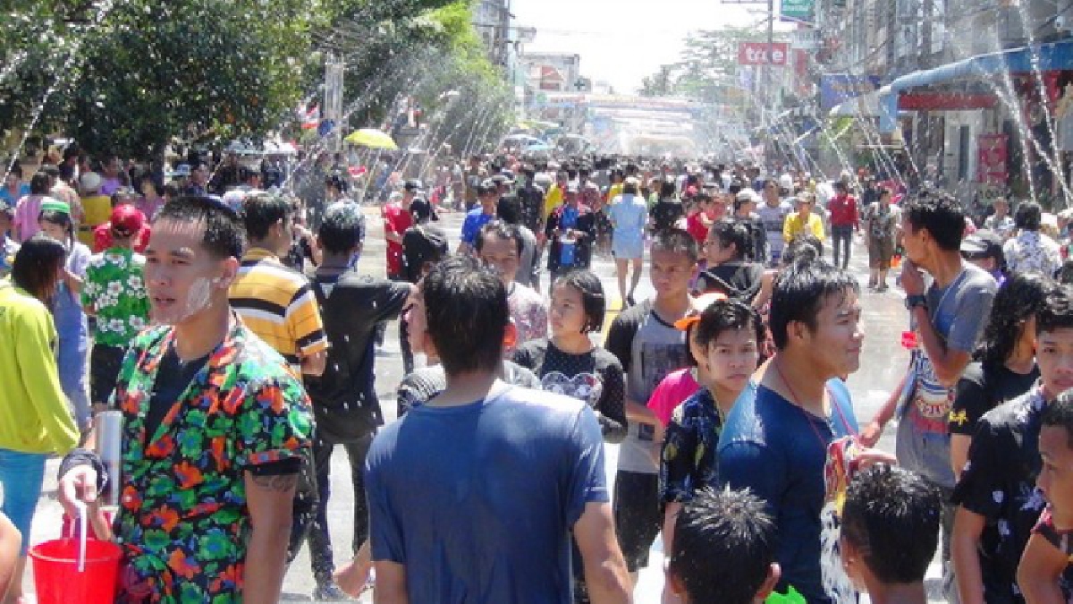 ถนนข้าวยำปัตตานี สุดคึกคัก คนปัตตานีแห่เล่นสงกรานต์นับหมื่น ๆ คน จนแน่น ด้าน จนท.คุมเข้มสุด ๆ เช่นกัน