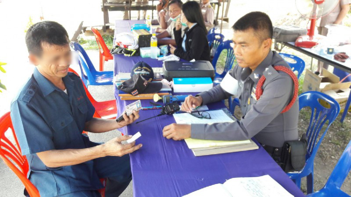 งามไส้..รถทัวร์อีกแล้ว !! ตร.สว่างวีระวงศ์ จับคนขับรถทัวร์บริษัทดังเสพยาบ้าคาด่าน ผวากลัวโศกนาฏกรรมซ้ำรอย!