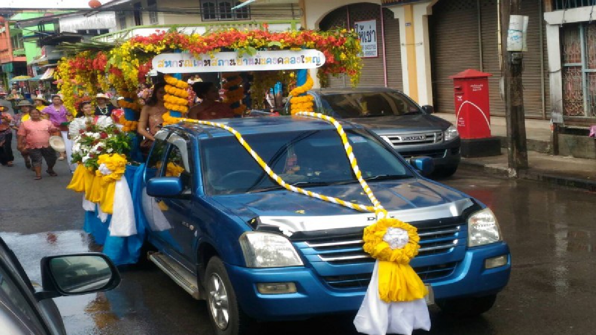 ตราด!!  ไทย-กัมพูชาสาดน้ำสงกรานต์คึกคัก(คลิป)