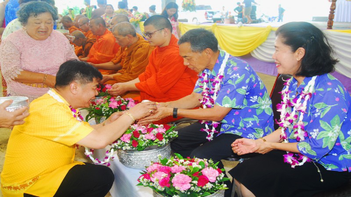 เทศบาลเมืองนครนายก จัดงานประเพณีวันสงกรานต์ ประจำปี 2561 เพื่อสืบสานวัฒนธรรมไทย