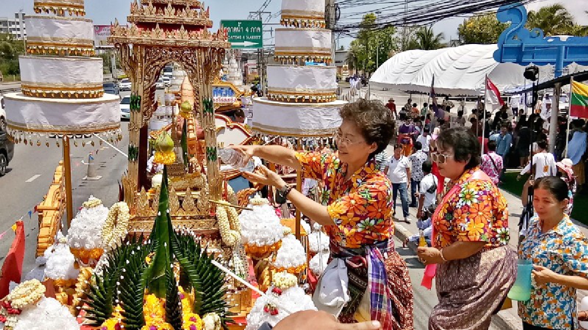 คุณยายวัย 84 ปี ร่ายรำอย่างแข็งแรงในพิธีอัญเชิญพระบรมสารีริกธาตุ 9 พระองค์รอบเมืองพัทยา