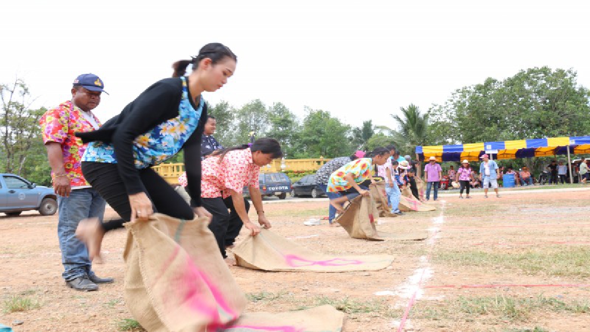 ตราด !! บ่อไร่แข่งกีฬาพื้นบ้านรับลูกหลานคืนสู่เหย้าปีใหม่ไทย(คลิป)