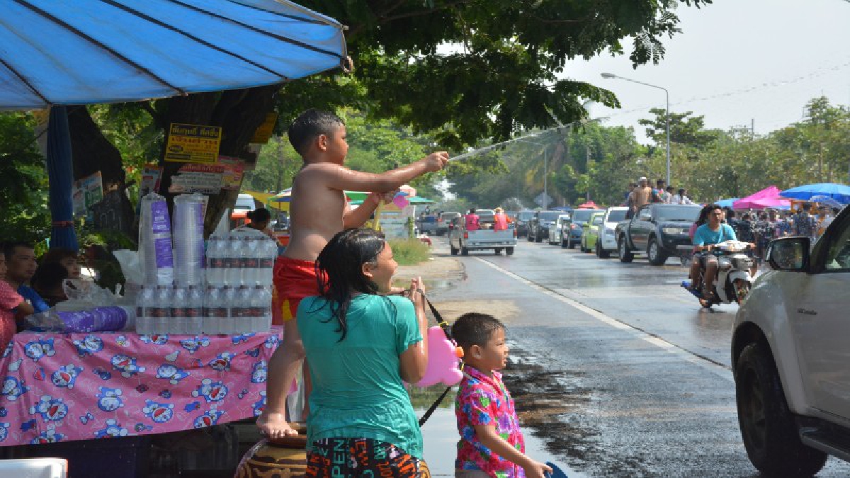 สงกรานต์ถนนข้าวสุกวันแรกคึกคักโจ๋แห่มาเล่นสาดน้ำคลายร้อน