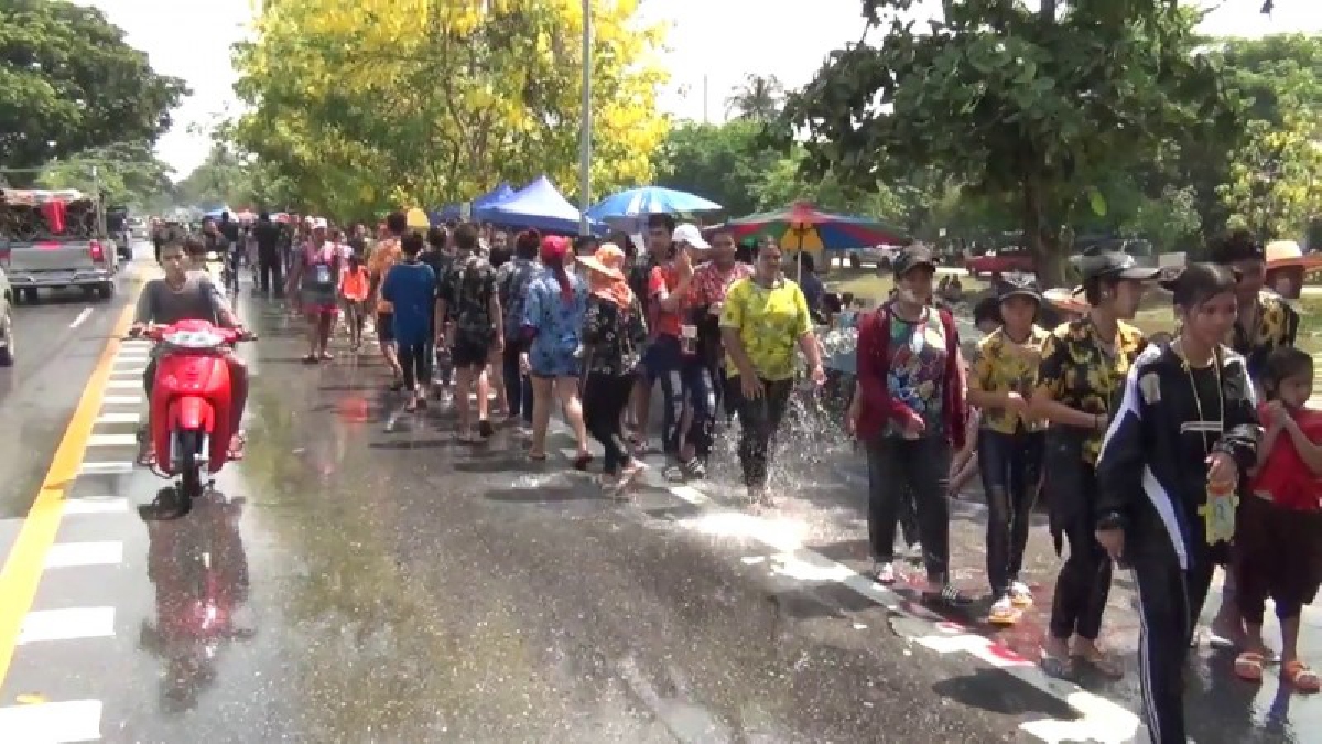 เริ่มแล้วเทศกาลสงกรานต์ถนนข้าวสุกอ่างทองวันแรกคึกคักต่างเล่นน้ำกันอย่างสนุกสนานทั้งในน้ำและทางบกระยะทางยาวกว่า5กิโลเมตร