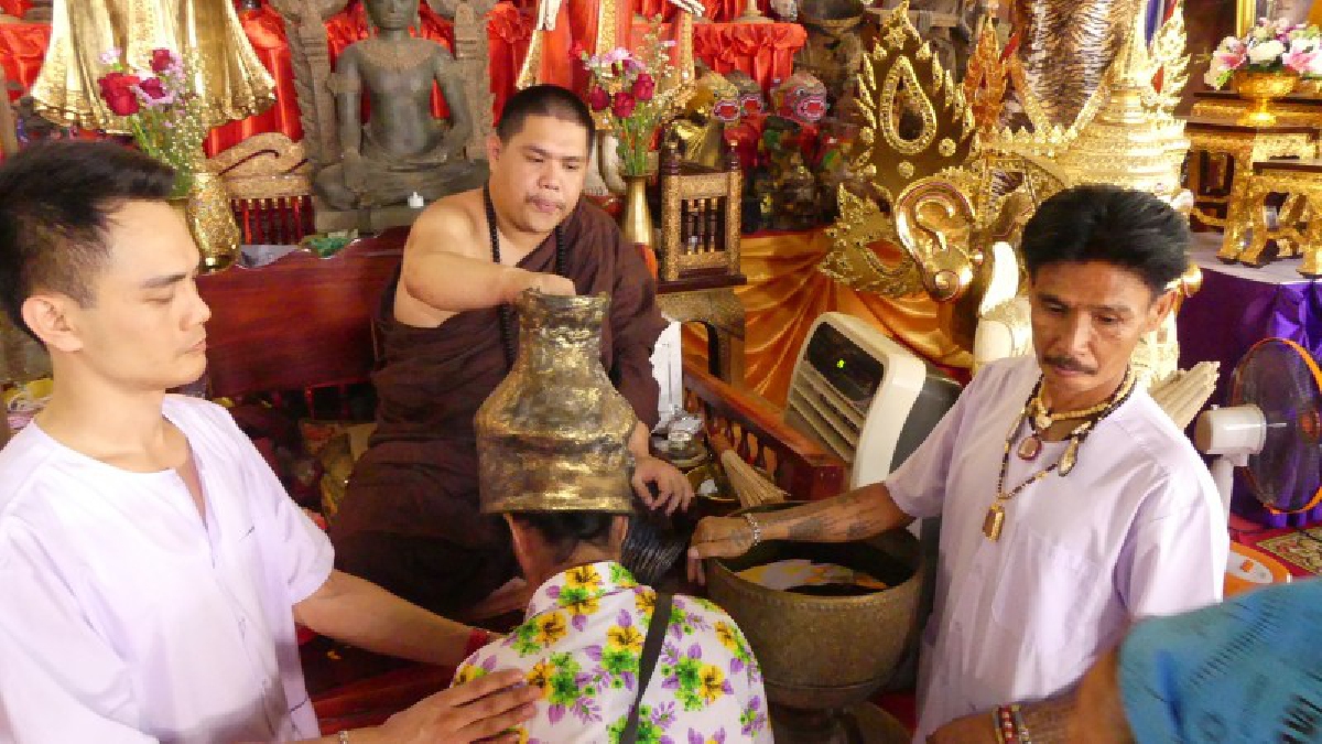 ปทุมธานี ปชช.แห่ครอบเศียรพ่อแก่อาศรมฤๅษีเณรหวังรับโชคลาภรับสงกรานต์