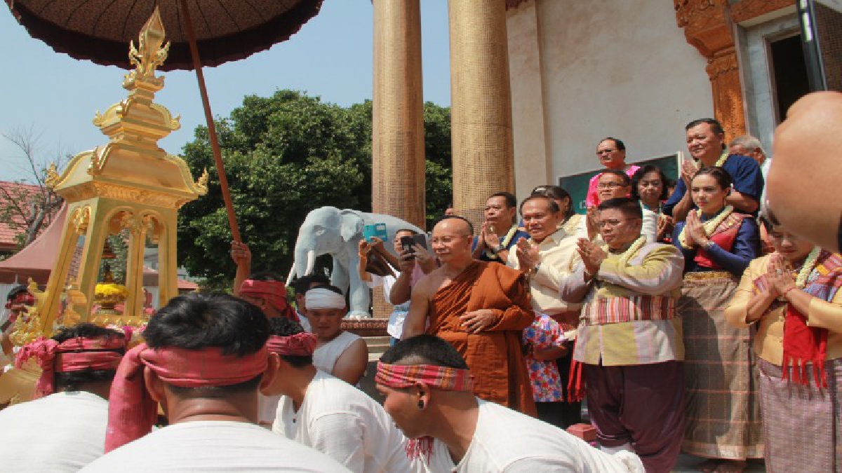 อุบลราชธานี..ประกอบพิธีอัญเชิญพระแก้วบุษราคัมแห่รอบเมือง ให้ประชาชนได้สรงน้ำสักการะ เนื่องในเทศกาลวันสงกรานต์ ประจำปี 2561 (ชมคลิป)