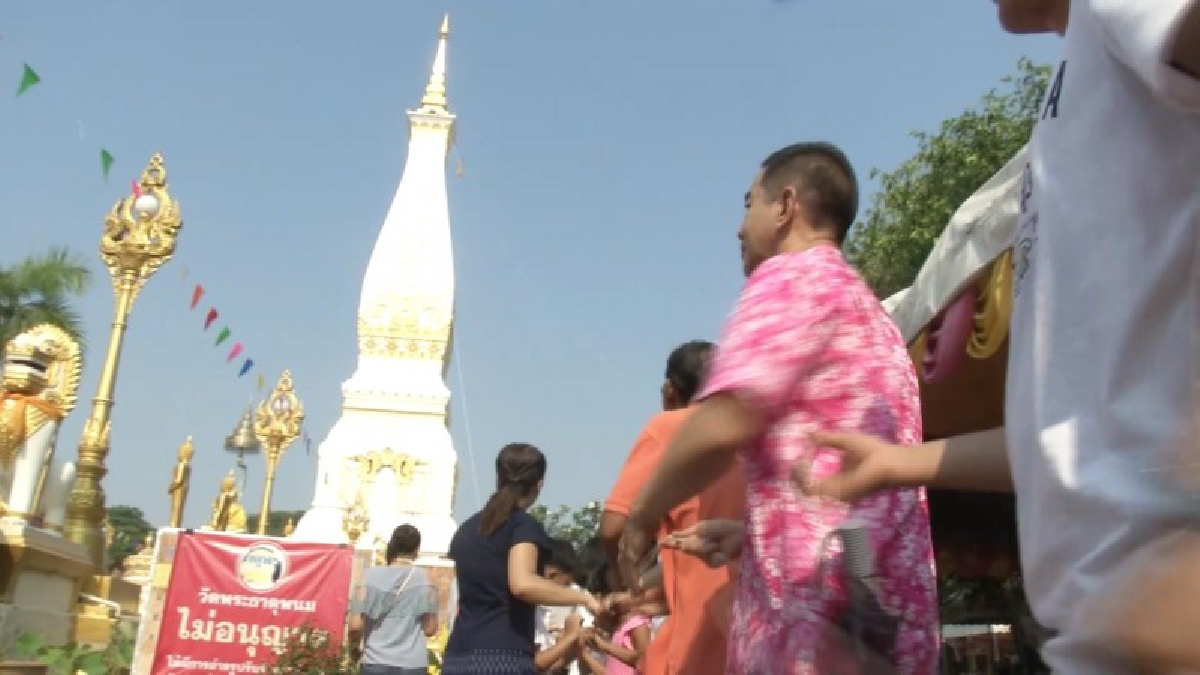 สุดคึกคัก !! นักท่องเที่ยวและพุทธศาสนิกชน แห่ชักรอกสรงน้ำยอดพระธาตุพนม บนความสูงกว่า 50 เมตร 1 ปีมีครั้งเดียว (ชมคลิปมุมสูง)