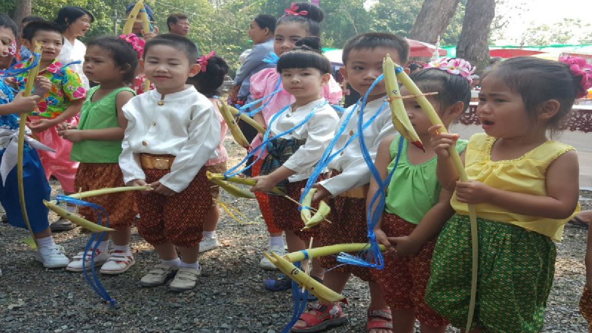 ทต เชิงดอยสืบสานประเพณีของล้านนา และแสดงความกตัญญูผู้สูงอายุ และให้เด็กแต่งกายชุดไทยขี่ม้าก้านกล้วย