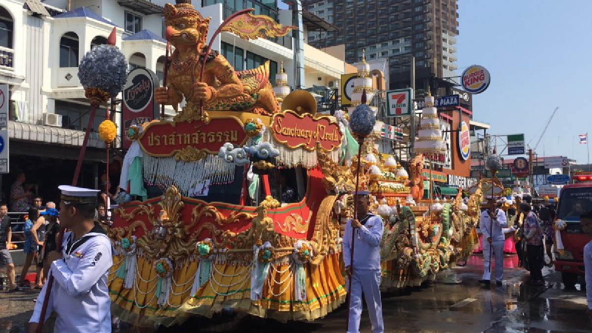 นักท่องเที่ยวชาวไทยต่างชาติ แห่ชื่นชม กราบไหว้ขบวนพระบรมสารีริกธาตุ 9 พระองค์ ริมหาดพัทยา (มีคลิป)