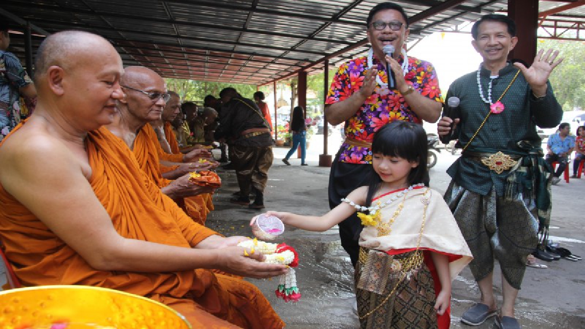 สงกรานต์ ขึ้นปีใหม่ไทย ท่านขุน พี่หมื่น ออเจ้า กรุงเก่าแห่เข้าวัดทำบุญ รดน้ำขอพรเกจิดังกรุงเก่า สุรชัย ตู้ ดิเรก ศิษย์เอกร่วมบุญ (ชมคลิป)