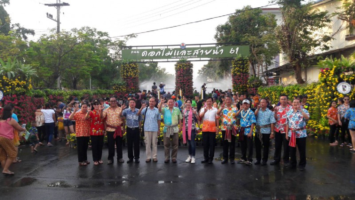 ถนนดอกไม้และสายน้ำ ประเพณีมหาสงกรานต์เมืองอุบลฯ (ชมคลิป)