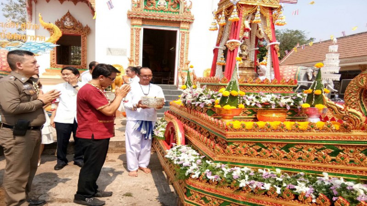 นายก ทต.โพนพิสัย จัดเต็มเทศกาลสงกรานต์....นายกเทศมนตรีตำบลโพนพิสัย นำชาวโพนพิสัย แห่และสรงน้ำหลวงพ่อพระเสี่ยง พระพุทธรูปศักดิ์สิทธิ์คู่บ้าน