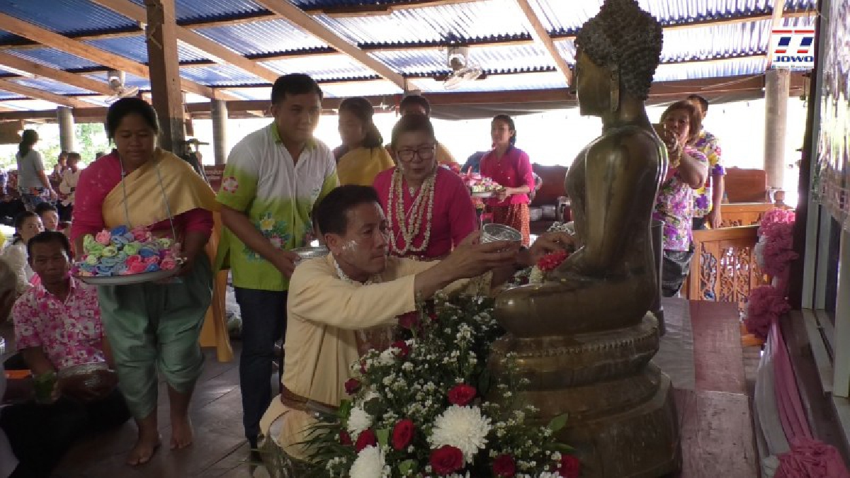 โคราช ! นายกเทศมนตรีตำบลพระทองคำ นำชาวบ้านสืบสานประเพณีสงกรานต์สรงน้ำพระเก่าแก่ และรดน้ำดำหัวผู้สูงอายุในวันครอบครัว