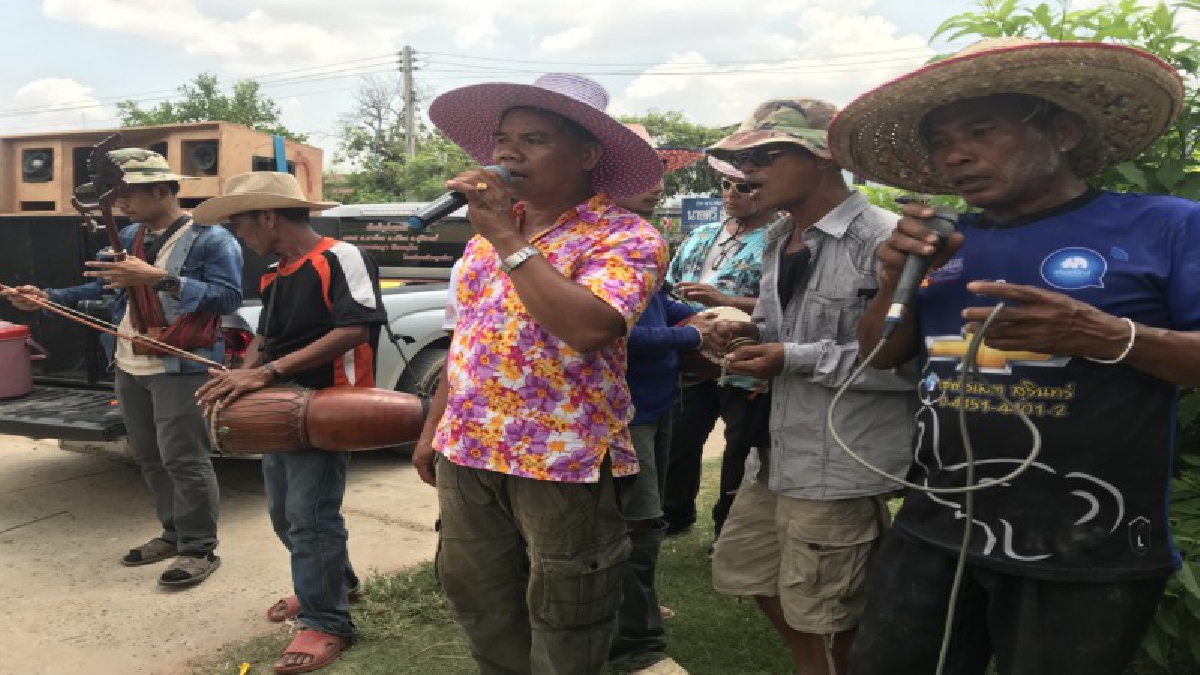 “เรือมตร๊ด” การละเล่นพื้นเมืองโบราณกว่า 1,000 ปี ของชาวไทยเชื้อสายเขมร จ.สุรินทร์ ในงานบุญ"แคแจ๊ต" ไม่สืบสานก็สาบสูญ (ชมคลิป)