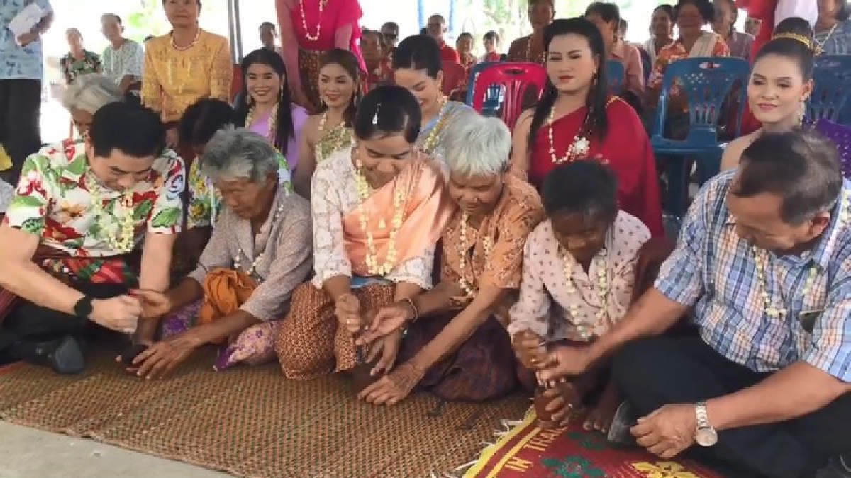ฮาน้ำหมากกระจาย ! ผู้สูงอายุ 114 คน เข้าแข่งขัน ตำหมากพลูแตกแหลกละเอียดเร็วที่สุด ใครไวสุด คือผู้ชนะเลิศ (คลิป)