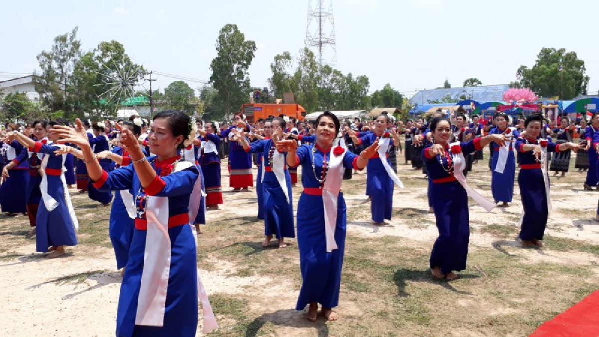 เริ่มแล้วสงกรานต์ ! ประเพณีผู้ไทยเรณูนคร เน้นโชว์วัฒนธรรมท้องถิ่น อลังการโชว์รำสาวงามผู้ไทย ส่งเสริมการท่องเที่ยว (มีคลิป)