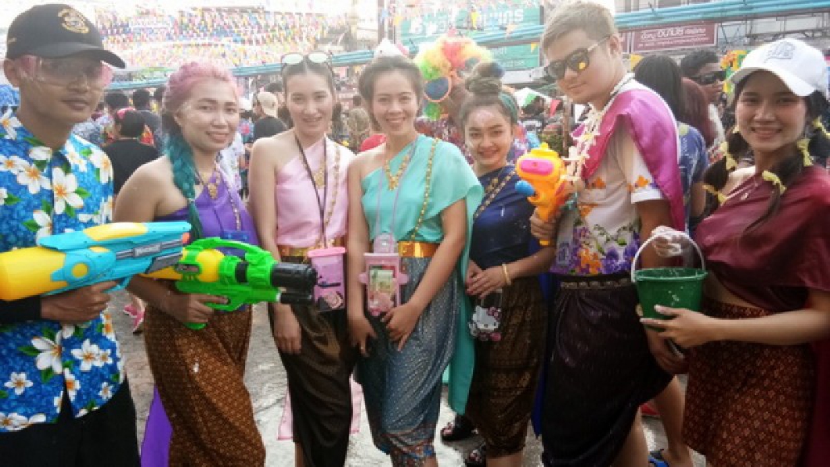 คนร่วมหมื่นรอชมขบวนแห่-เล่นสาดน้ำสงกรานต์ถนนข้าวตอกสุโขทัย (คลิป)