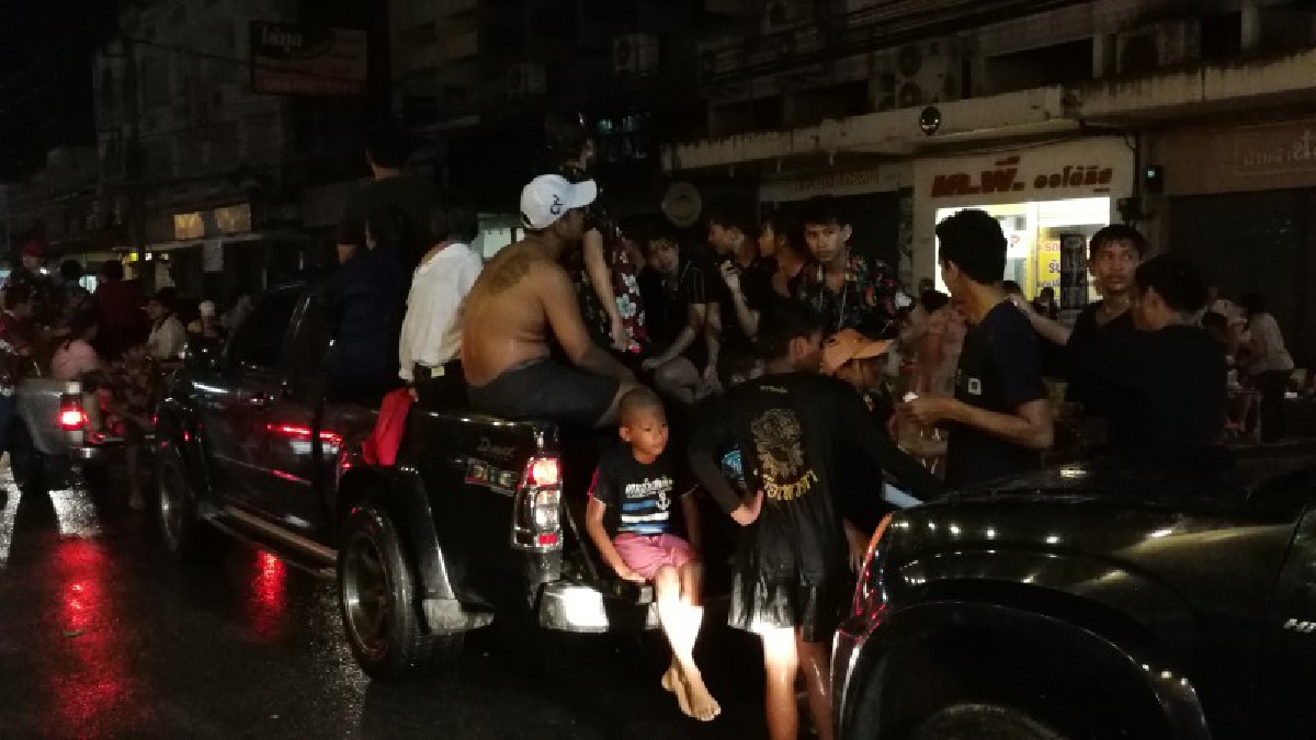 สงกรานต์เมืองโคราชวันแรกสุดคึกคัก นักท่องเที่ยวแห่ออกมาเล่นน้ำสงกรานต์ตั้งแต่เที่ยงวัน ยันเที่ยงคืน (มีคลิป)