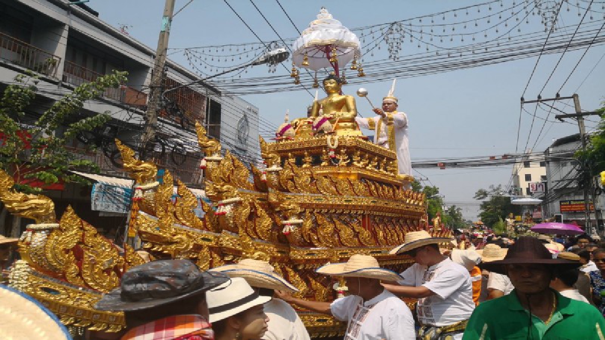 ขบวนแห่พระพุทธรูปสำคัญของจังหวัดเชียงใหม่ นักท่องเที่ยวทั้งชาวไทยและต่างประเทศร่วมสรงน้ำและสักการะขอพร เพื่อความเป็นสิริมงคล ในวันขึ้