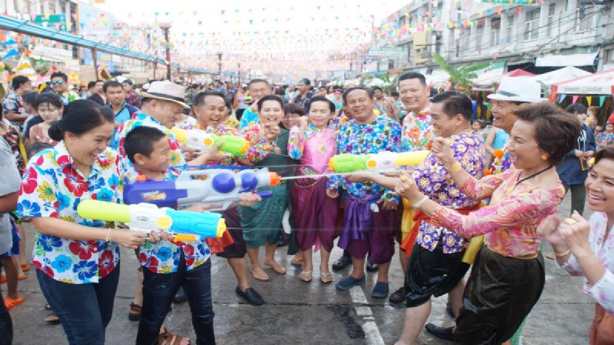 สุโขทัยปิดใจกลางเมืองจัดงานสงกรานต์เสื้อลายดอกถนนข้าวตอก