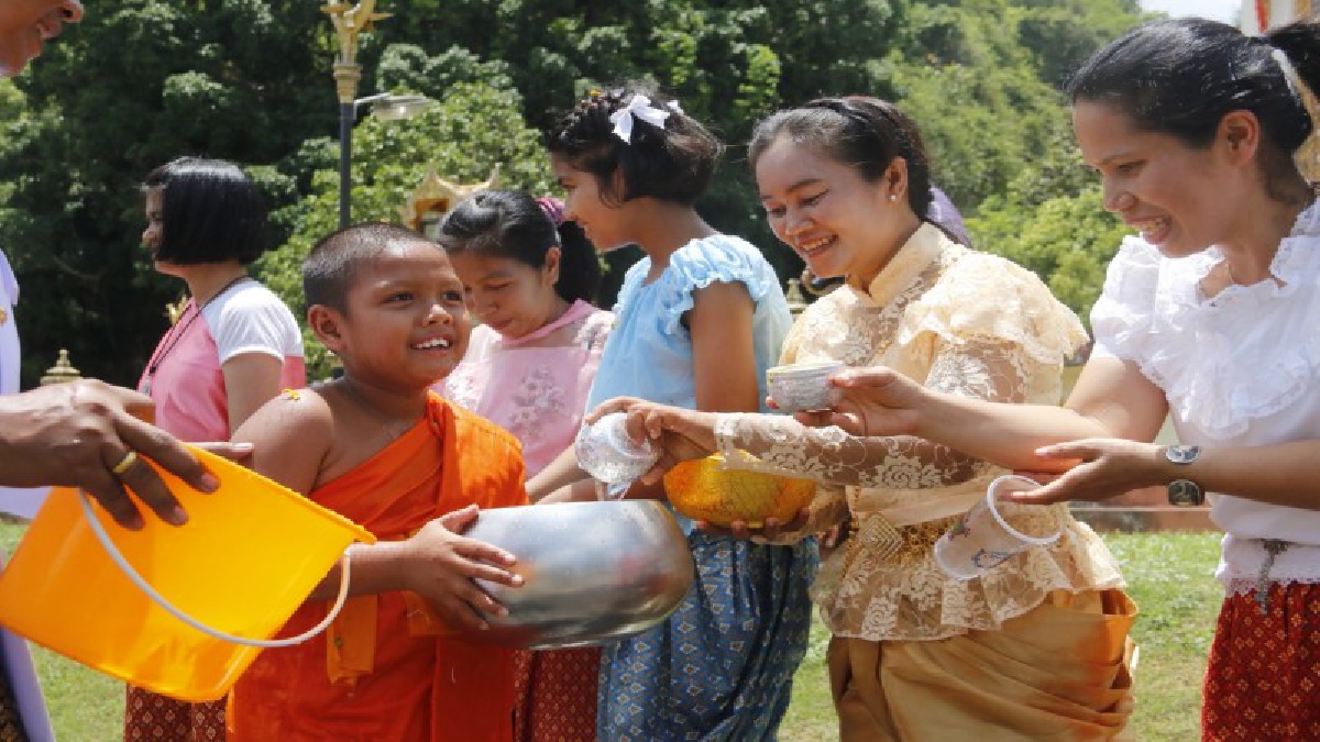 ประเพณีตักบาตรน้ำหอม เมืองตรัง