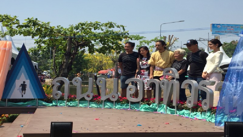 ตูน บอดีสแลม ควงก้อยรัชวิน เปิดถนนอาทิวราห์ (มีคลิป)