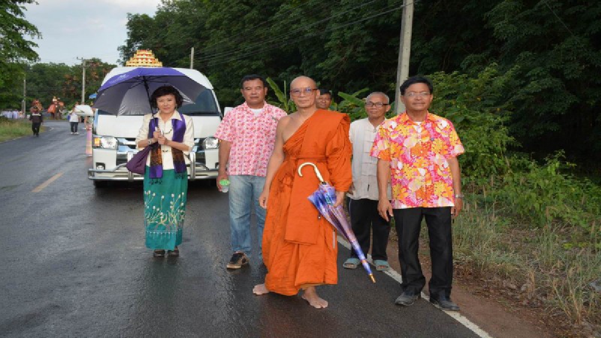 หลวงพ่อพุฒนำชาวพุทธไทย เขมรนับหมื่นแห่พระเวสสันดรออกจากป่า