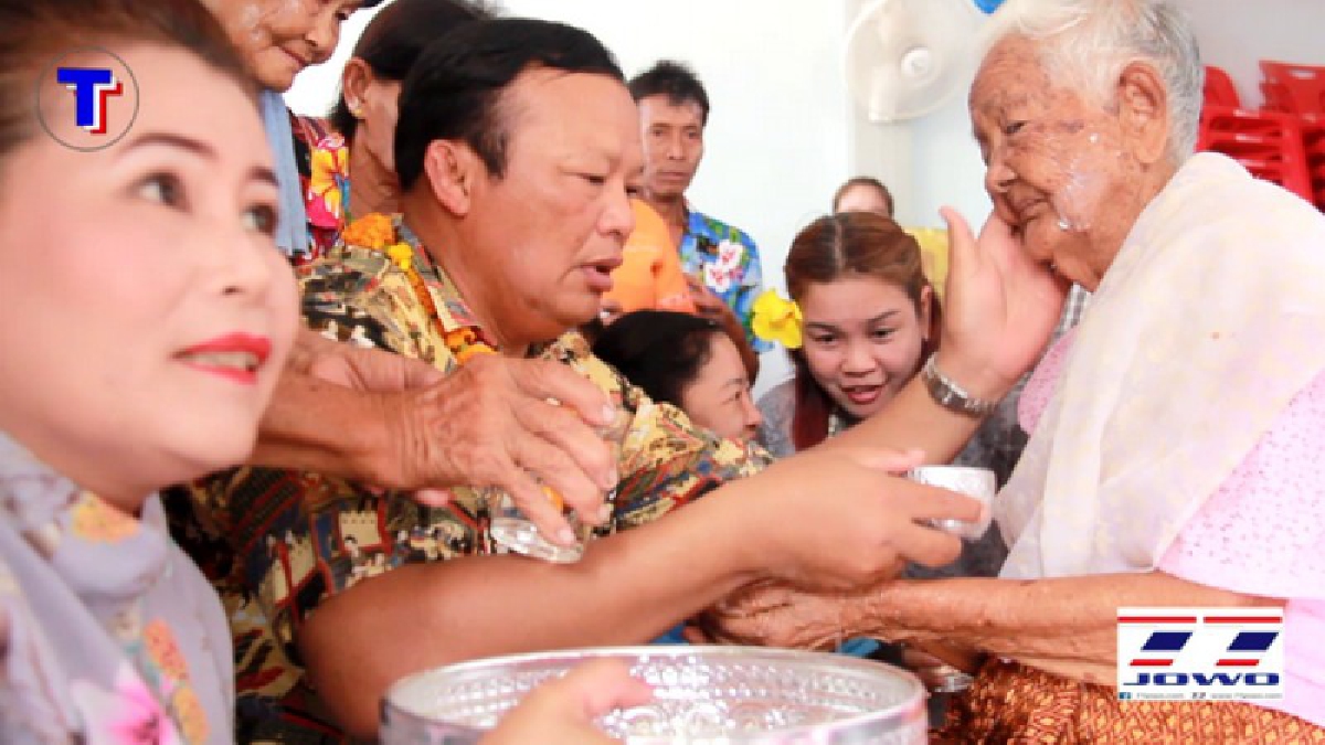 แห่รดน้ำย่าทวด 110 ปี 6 แผ่นดิน! ลูก หลาน เหลน โหลนนับร้อยอวยพร เต้นรำวง เดินข้ามถนน ซ้อนมอเตอร์ไซด์ โชว์สายตา ความแข็งแรง ยากหาใครเทียบ