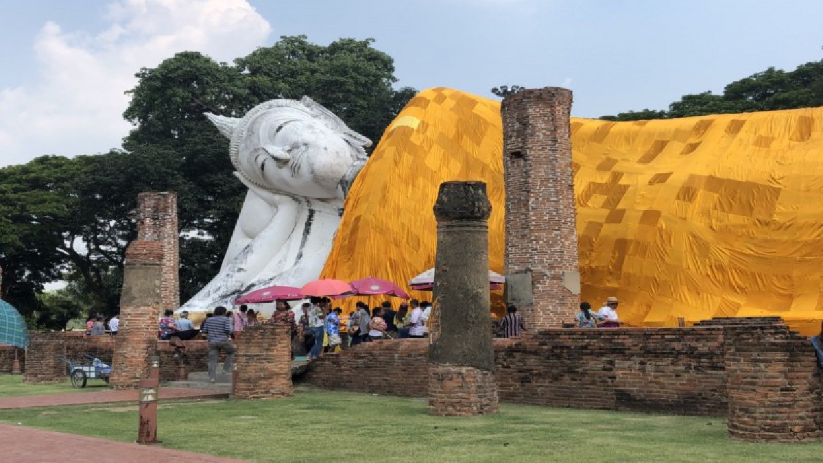 ประชาชนพาครอบครัวแห่ไหว้พระขอพรหลวงพ่อใหญ่วัดม่วงและพระนอนวัดขุนอิน