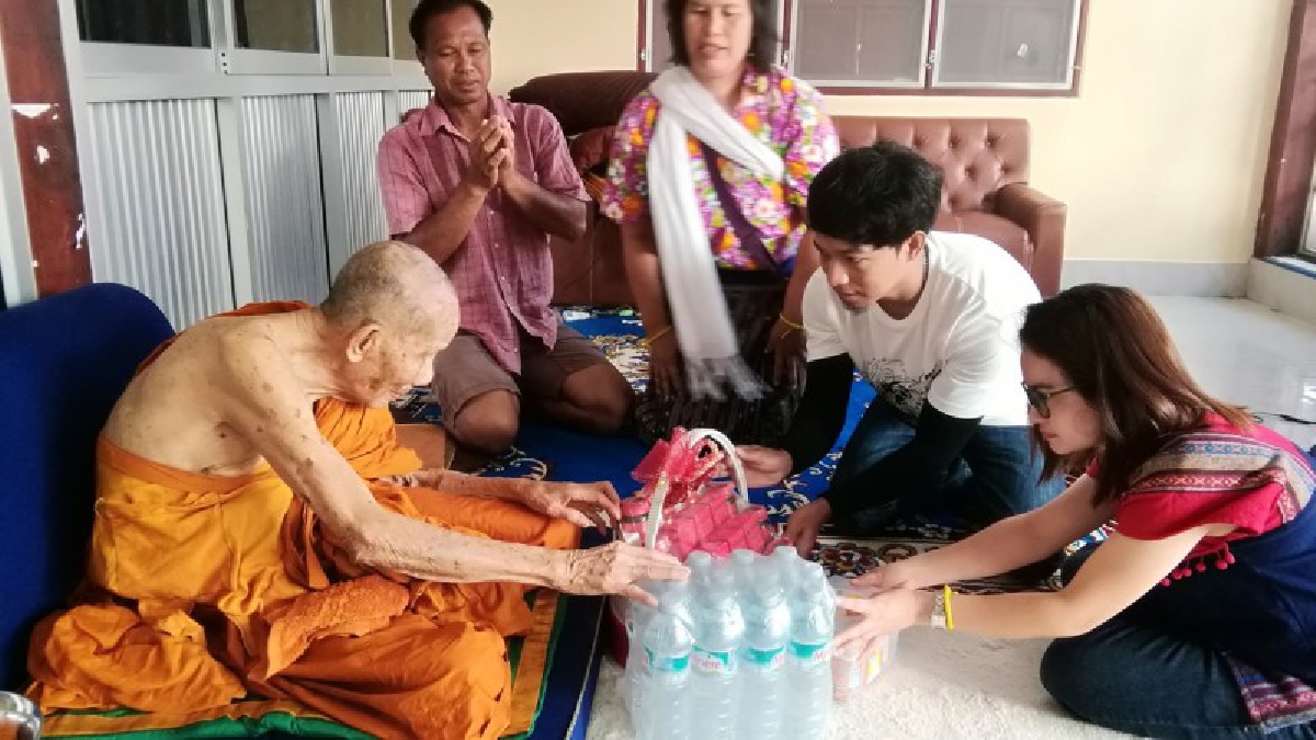 นครพนม..หลวงปู่สอ อายุ 113 ปี พระเถระ 6 แผ่นดิน ส่งพลังจิตอวยพรให้ลูกหลาน เนื่องในวันสงกรานต์ (มีคลิป)