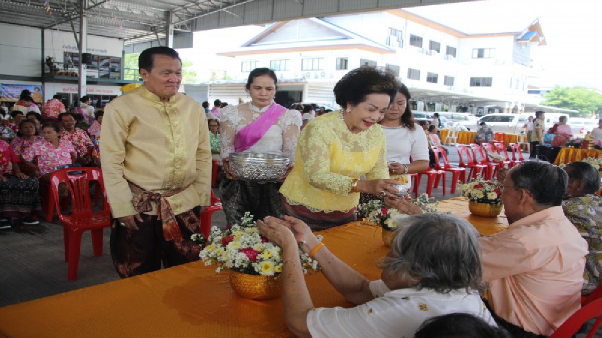ชาวบางปะอิน สืบสานประเพณีไทย แต่งไทยออเจ้า เล่นสงกรานต์สรงน้ำพระ รดน้ำดำหัวผู้สูงอายุ (ดูคลิป)