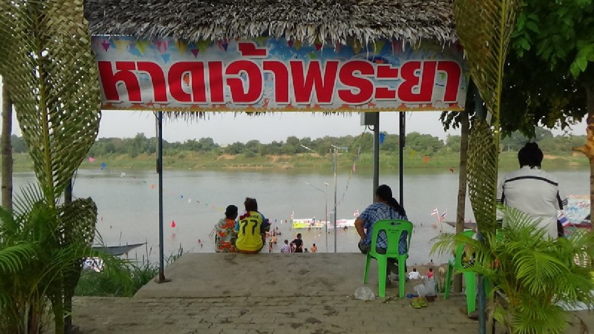 อ่างทอง ประชาชนนักท่องเที่ยวแห่เล่นน้ำสงกรานต์ชายหาดเจ้าพระยาตำบลราชสถิตย์กันอย่างคึกคัก