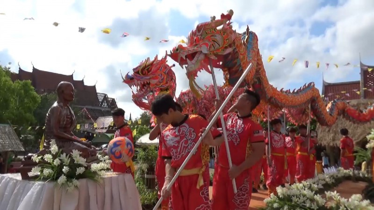 จัดงานทำบุญเดือนห้าห่มผ้าพระนอนคณะสิงห์โตและมังกรทองจากมาเลเซียร่วมสร้างสีสัน