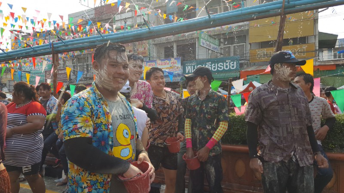 สุโขทัย สงกรานต์อากาศร้อนอบอ้าวแห่เล่นสาดน้ำและกระโดดสระกันอย่างสนุกสนาน