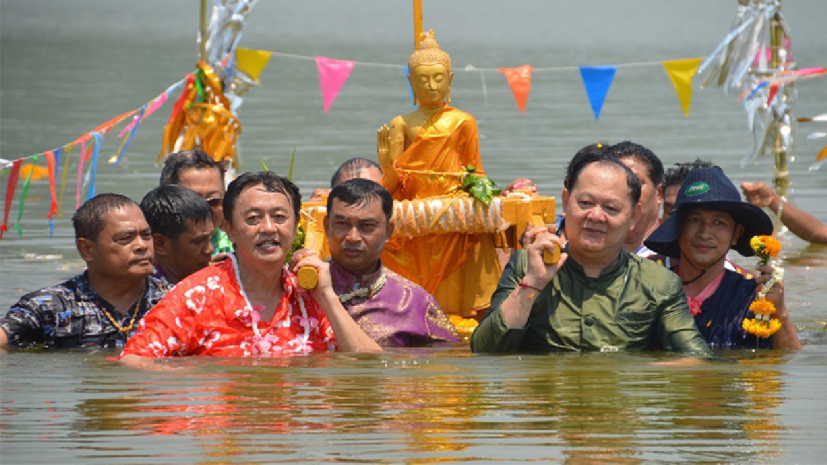 หามพระดำน้ำ..!ความเชื่อ ความศรัทธา หามพระดำน้ำของชาวบ้านป่าแดง