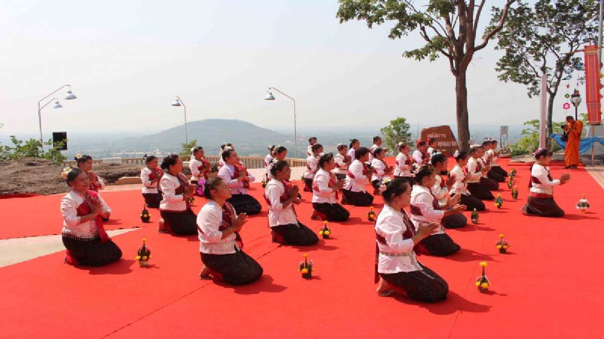 วิทยาลัยนาฎศิลป์และชาวบ้าน ร่วมรำถวายพุทธบูชา 50 ปี พระพรหมภูมิปาโล (ชมคลิป)