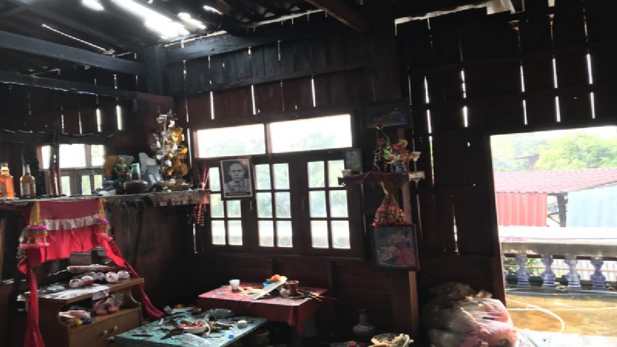 ไฟไหม้บ้านเจ้าทรง หวิดวอดทั้งหลัง หลังจุดธูปเทียนทิ้งไว้แล้วออกไปทำบุญที่วัด