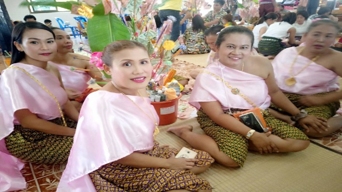 ชาวบ้านโคราชร่วมกันทอดผ้าป่าสามัคคีในวันครอบครัว เชื่อกุศลแรง (มีคลิป)