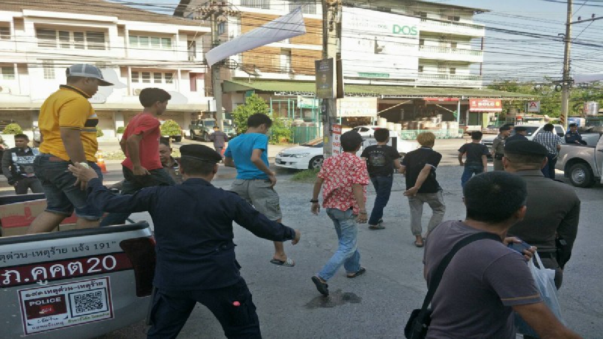 ปทุมธานี ! ตร.คูคตตรวจเข้ม จับวัยรุ่นพกปืนไทยประดิษฐ์เล่นน้ำสงกรานต์
