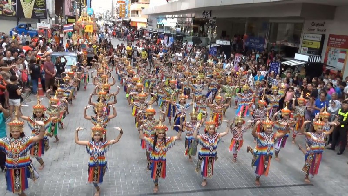 สีสันเเห่ผ้าพระนอนหาดใหญ่ (ชมคลิป)