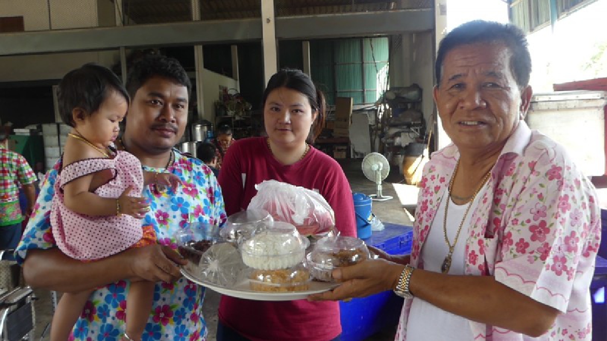 ปทุมธานี ชาวมอญร่วมส่งข้าวแช่สืบสานประเพณีสงกรานต์ส่งต่อลูกหลาน