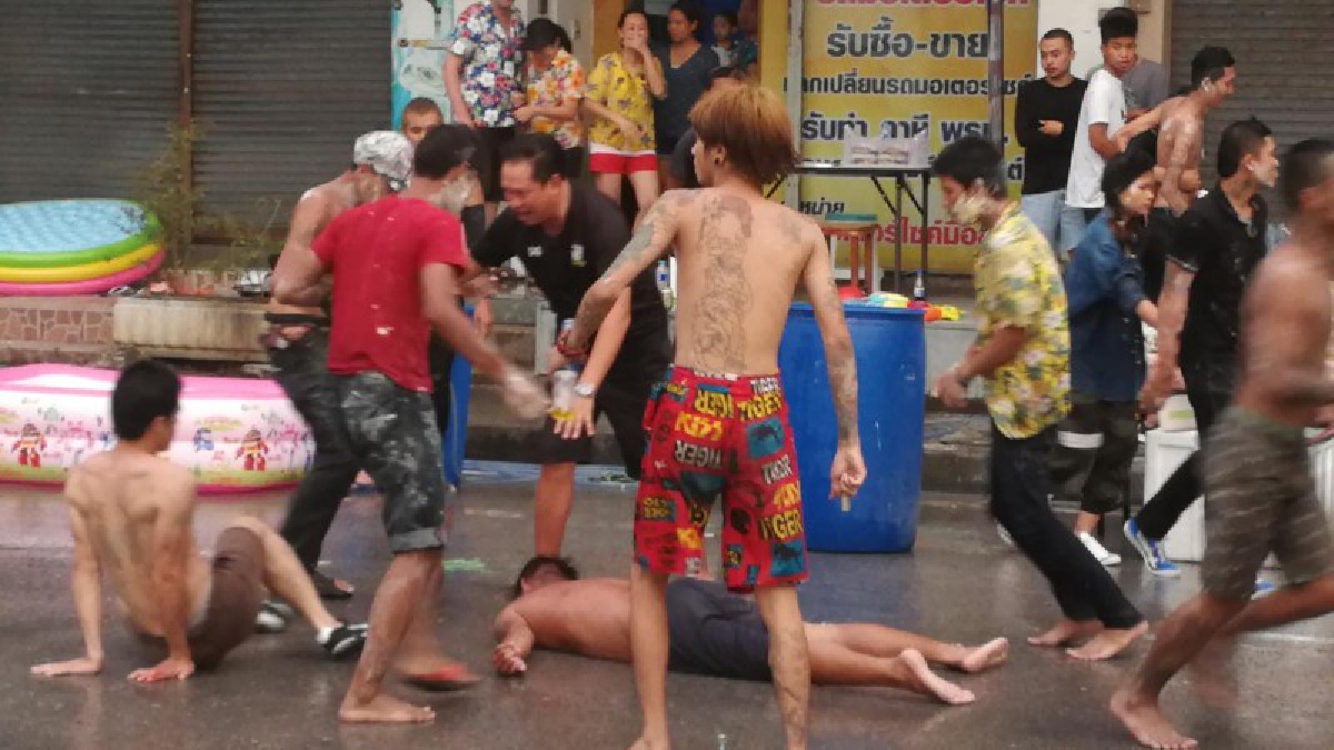 สงกรานต์เลือด  ! เปิดนาทีกลุ่มวัยรุ่นนับสิบคน  รุมกระทืบโหด  กลางเมืองโคราช (มีคลิป)