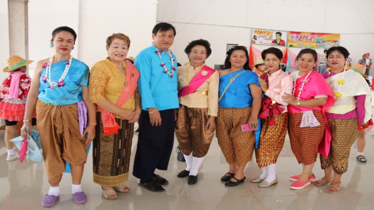 ตราด !! วันครอบครัว วันไหลบ่อไร่คนนับหมื่น(คลิป)