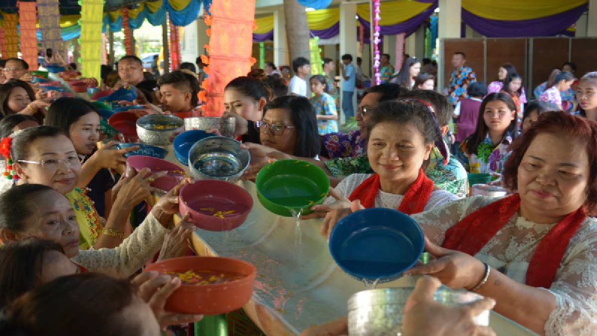 ชาวรามัญกรุงเก่า แห่หงส์ ธงตะขาบ สรงน้ำพระ ในรางไม้ไผ่ กินข้าวแช่ สงกรานต์มอญวัดทองบ่อ (ชมคลิป)