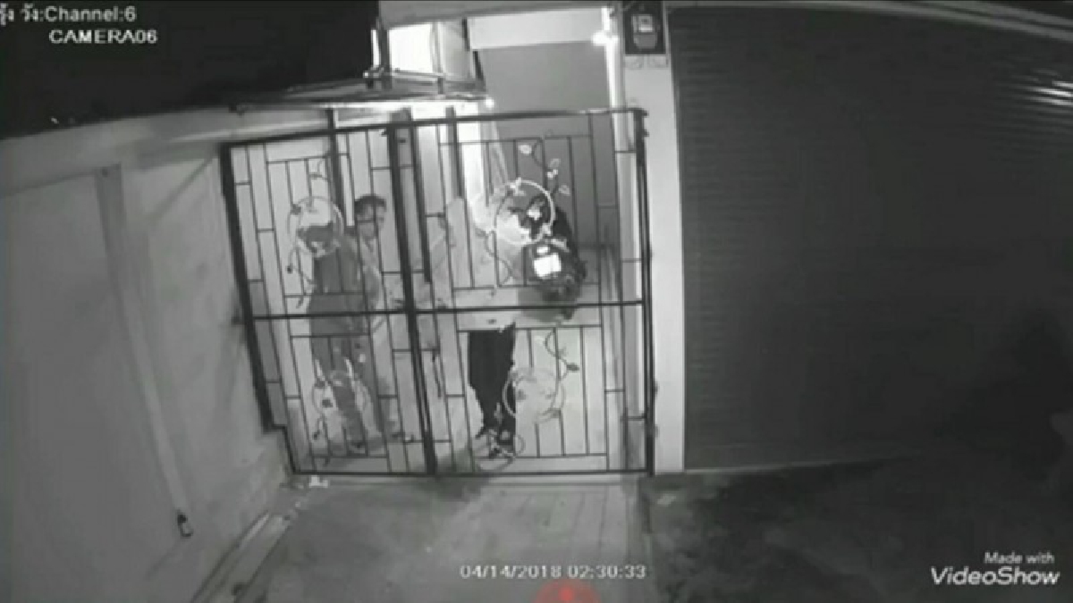 มันฮึกเหิมเกินไปแล้ว!! 2โจรเย้ยกฎหมายเข้าตัดกุญแจประตูเหล็ก!! เชิดรถไปได้2คันรวด ชาวบ้านเอือมระอา พื้นที่นี้หายบ่อยเกินไปแล้ว!!? (ชมคลิป)