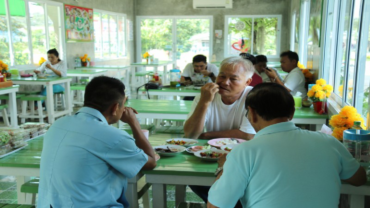 ตราด !! ข้าวแกงรหัสขายดีขวัญใจชาวบ้าน คนเดินทาง(คลิป)