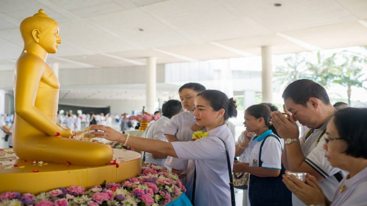 ปทุมธานี สาธุชนร่วมสรงน้ำพระเนื่องในวันสงกรานต์ที่วัดพระธรรมกาย