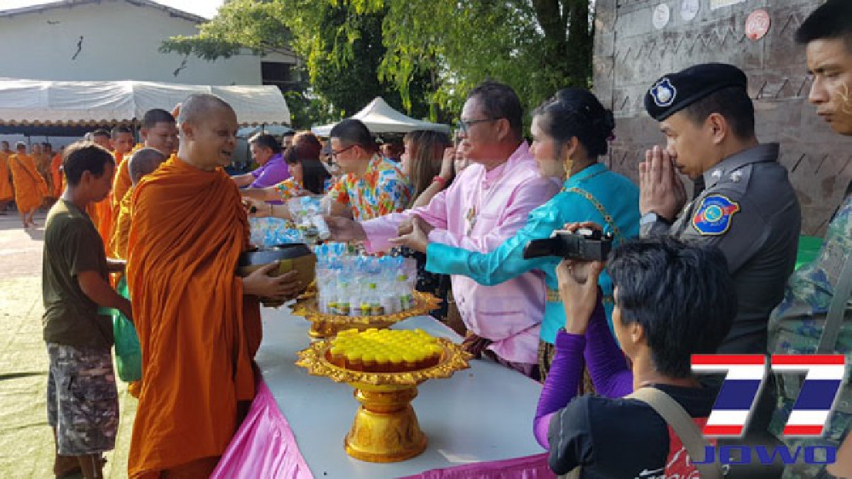 ชาวพระประแดงร่วมประเพณีตักบาตรน้ำผึ้ง ประเพณีหนึ่งเดียวในโลก